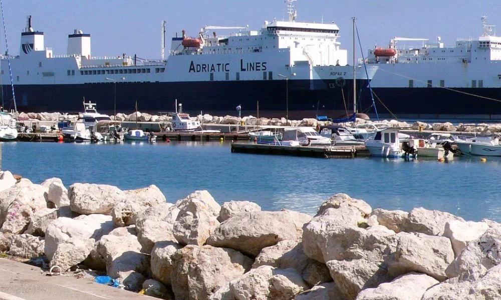 Συγκλονιστικές εικόνες στην Κόρινθο: Παραλία γέμισε νεκρά ψάρια